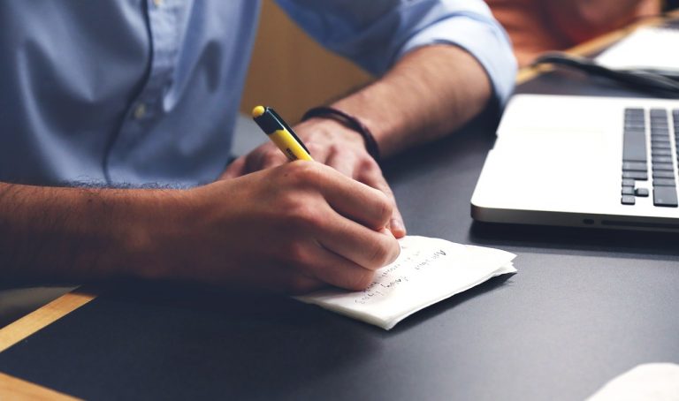 Materiales para escribir un libro: Todo lo que necesitas para empezar